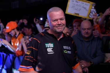 Raymond van Barneveld krijgt vaas mee naar huis na eindzege op demo-toernooitje in Frankfurt