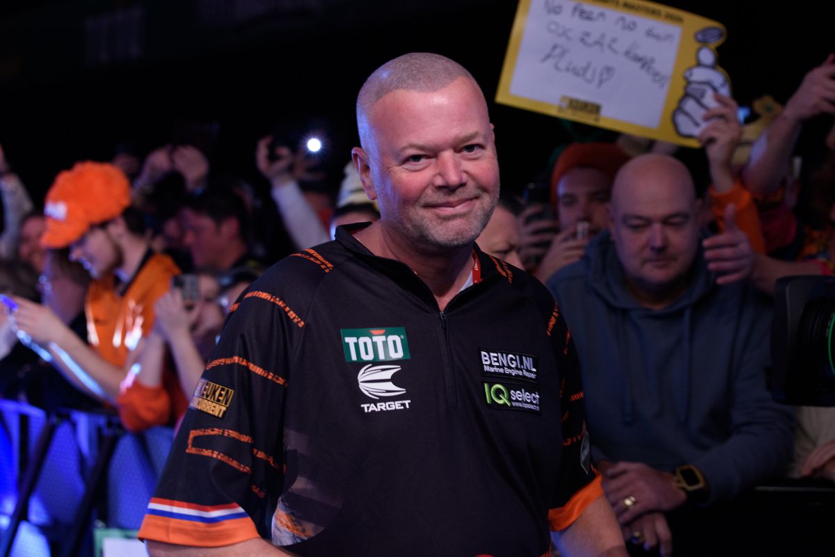 Raymond van Barneveld krijgt vaas mee naar huis na eindzege op demo-toernooitje in Frankfurt