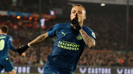 Johan Derksen vindt Noa Lang 'bron van ergernis': 'Het is allemaal gek, gek, gek'