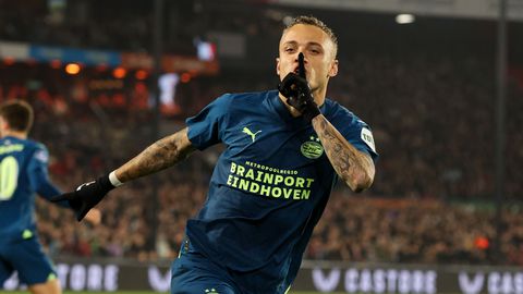 Johan Derksen vindt Noa Lang 'bron van ergernis': 'Het is allemaal gek, gek, gek'