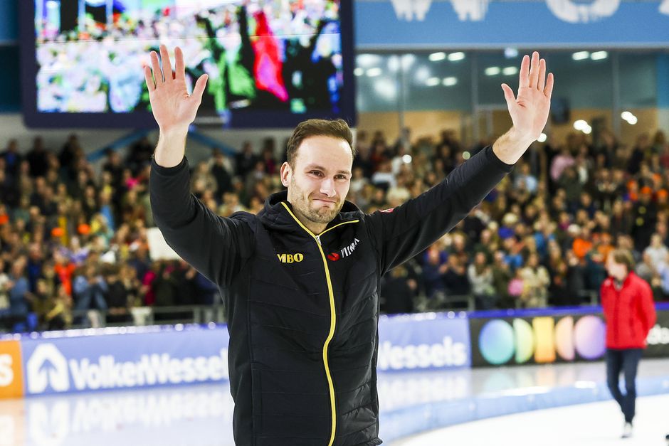 Thomas Krol in tranen bij eerbetoon in Thialf: 'Kon me geen mooier afscheid wensen'