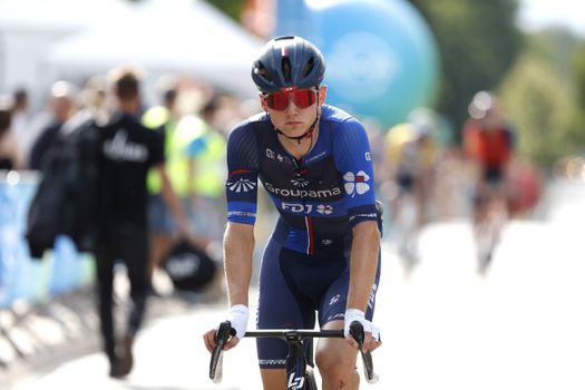 'Beangstigende' val voor wielrenner Lars van den Berg: 'Ik werd onwel op mijn fiets'