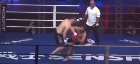 Kickbokser slaat tegenstander met één welgemikte stoot knock-out