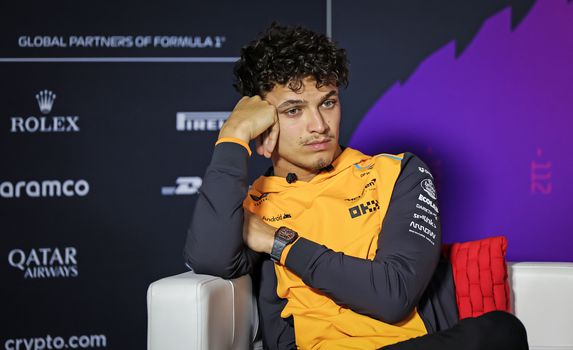 F1-coureur Lando Norris haat autorijden: 'Ik ben veel banger op de weg'