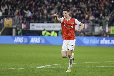 Ruben van Bommel scoorde tegen Ajax expres twee keer over de grond