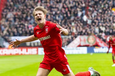 Sem Steijn loodst FC Twente naar zege op Go Ahead Eagles
