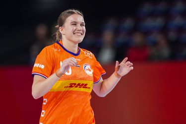 Tophandbalster Estavana Polman ziet landgenote tekenen bij Roemeense rivaal na dramatische gebeurtenis