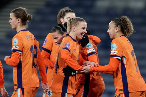 Oranje Leeuwinnen knokken zich na moeizaam duel voorbij Schotland