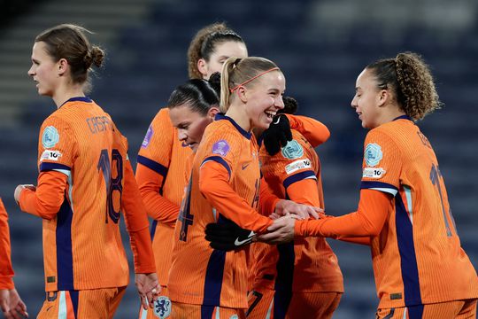 Oranje Leeuwinnen knokken zich na moeizaam duel voorbij Schotland