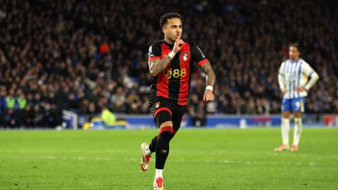 Ontketende Justin Kluivert scoort wereldgoal en schrijft historie bij Bournemouth