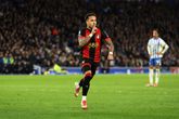 Ontketende Justin Kluivert scoort wereldgoal en schrijft historie bij Bournemouth
