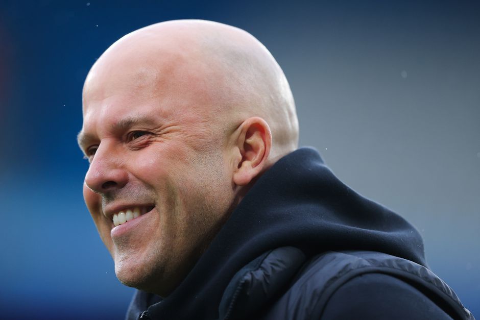 Arne Slot blundert tijdens persconferentie Liverpool: 'Hij heeft nooit in de Premier League gespeeld'