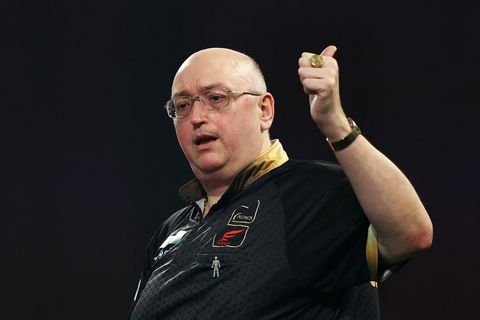 'Topdarters' tonen amateuristisch niveau met meer dan veertig gemiste pijlen, Raymond van Barneveld weer snel klaar