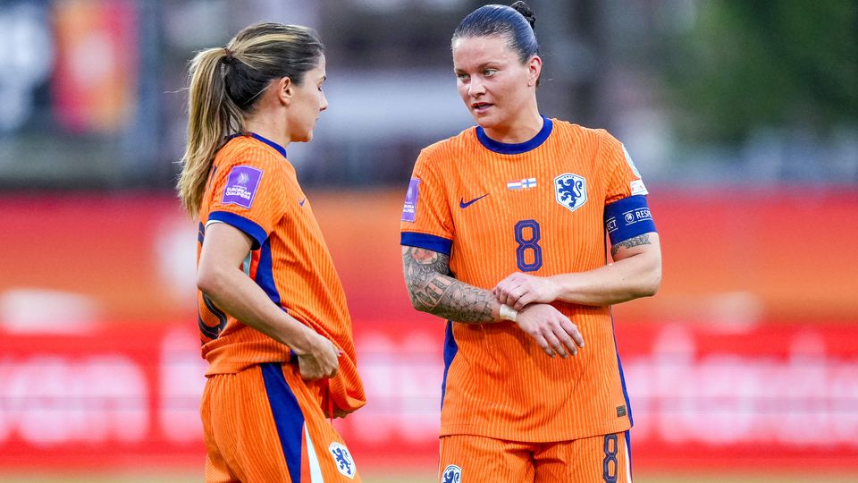 Daniëlle van de Donk en Sherida Spitse bij de Oranje Leeuwinnen. ©PRO SHOTS.