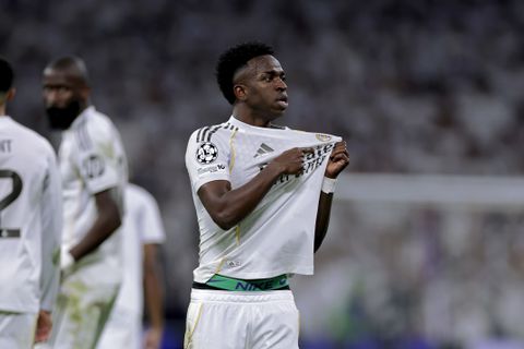 Vinicius Junior pakt na racisme-rel de hoofdrol bij Real Madrid in beladen Champions League-clash