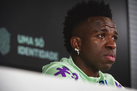 Vinícius Júnior barst in tranen uit na vragen over racisme: 'Vermoeiend om alleen te zijn'