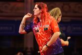 Darter Noa-Lynn van Leuven in actie tijdens de Women's World Matchplay, tegen wereldkampioene Beau Greaves. ©Pro Shots