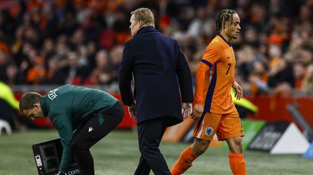 Ronald Koeman praat met Xavi Simons over kritiek: 'Als iemand belangrijk voor Oranje wil zijn, is hij het wel'