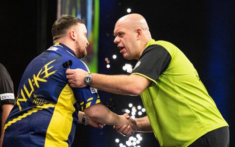 Michael van Gerwen lacht om 'irritante' Luke Littler: 'Maar het is wel goed voor de sport'