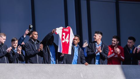 Vader Abdelhak Nouri deelt positieve update over zoon: 'Dat geeft ons ook kracht'