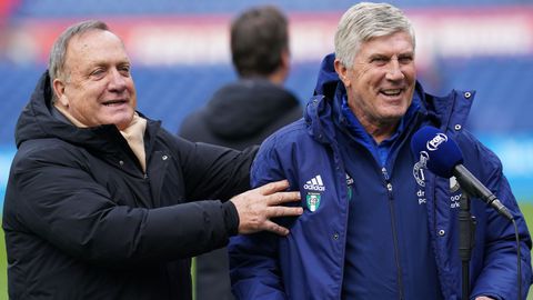 Avonturen Dick Advocaat (77) en 'bejaarde staf' zorgen voor hilariteit: 'Moest hij toen aan het infuus?'