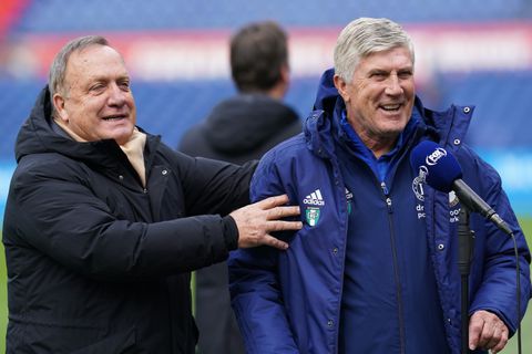 Avonturen Dick Advocaat (77) en 'bejaarde staf' zorgen voor hilariteit: 'Moest hij toen aan het infuus?'