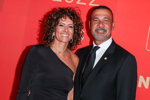 Voetbalicoon Ruud Gullit en zijn vriendin zetten de boel op stelten op verrassingsfeest, tot ongeloof van jarige