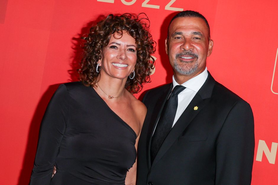 Voetbalicoon Ruud Gullit laat zich met zijn vriendin onderdompelen in 'bijzondere wereld'