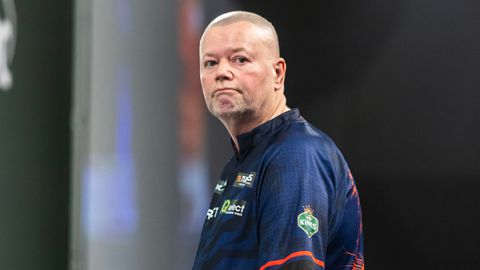 Irritatie over 'maniertje' Raymond van Barneveld: 'Dan denk ik, kom op man'