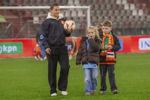 Veelbesproken Sherida Spitse (35) zet trainer in het zonnetje: 'Zo bescheiden en zo puur'