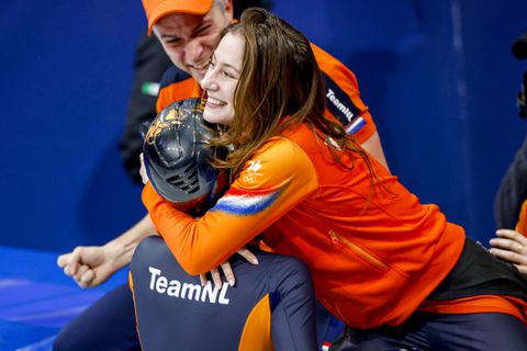 Olympische sensatie Jens van 't Wout viert bijzondere dag van geliefde Zoë Deltrap op idyllisch eiland