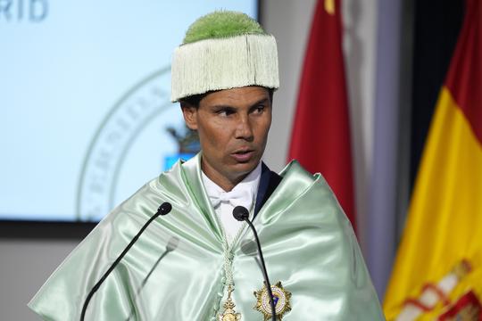 Tennislegende Rafael Nadal (39) steelt de show met heel opmerkelijk kostuum