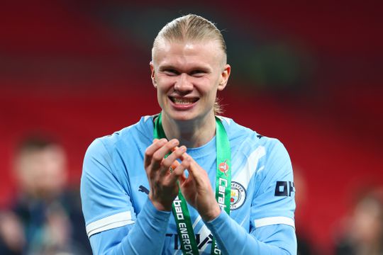 Erling Haaland zorgt voor hartverwarmend gebaar: Noorse spits schenkt boek van 1,3 miljoen aan geboortestad