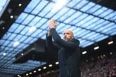 Erik ten Hag applaudisseert op Old Trafford. © Getty Images