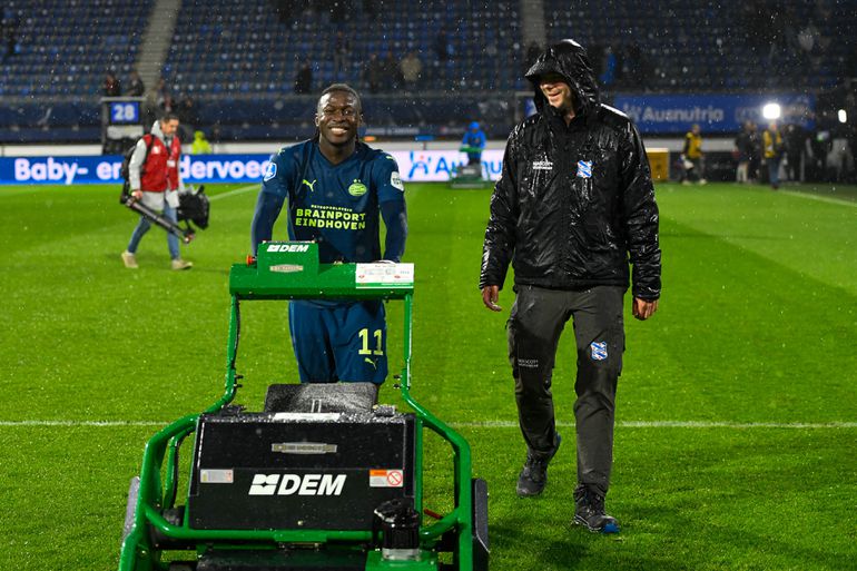 Uitzinnig PSV viert feest na officieuze titel: Johan Bakayoko maait het gras, Peter Bosz op de schouders