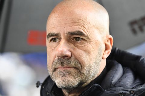 Geëmotioneerde Peter Bosz deelt speciale foto met spelers van PSV