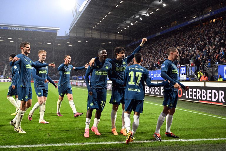 PSV officieus kampioen na galavoorstelling in Heerenveen: alle ogen op Feyenoord