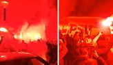 PSV-fans vieren feest na officieus kampioenschap: spelersbus opgewacht met fakkels en vuurwerk