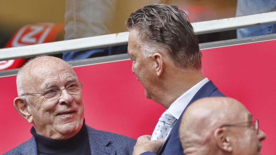 'Michael van Praag biedt excuses aan tijdens ledenvergadering Ajax voor afserveren Alex Kroes'