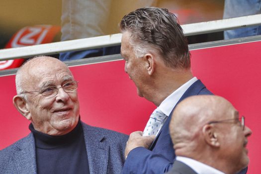 'Michael van Praag biedt excuses aan tijdens ledenvergadering Ajax voor afserveren Alex Kroes'