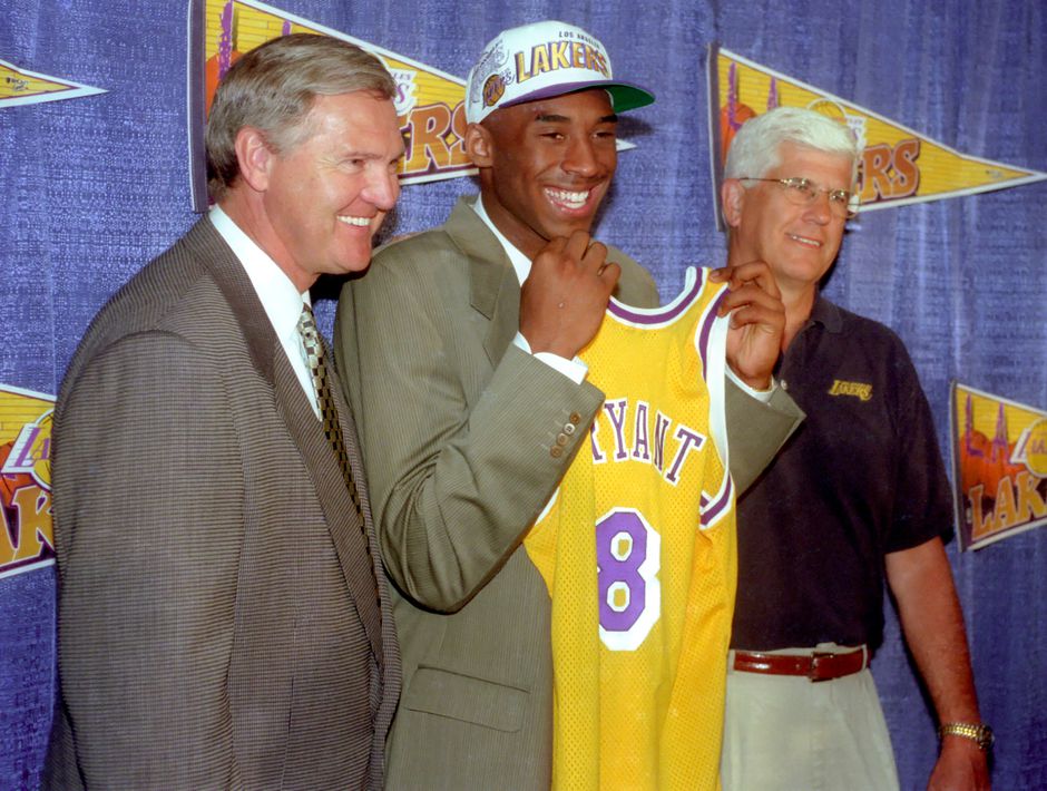 'Uniek' shirt van verongelukte NBA-legende Kobe Bryant voor monsterbedrag geveild