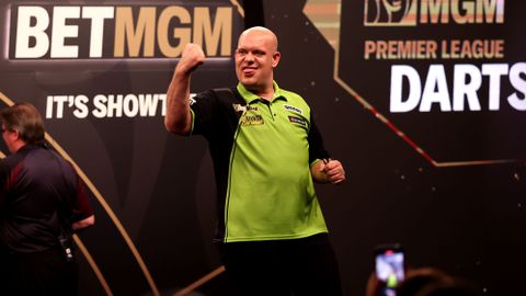 Michael van Gerwen geniet van speciale dag na 'hevige emoties': 'Voel me dankbaar'
