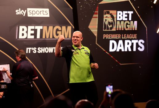 Michael van Gerwen geniet van speciale dag na 'hevige emoties': 'Voel me dankbaar'