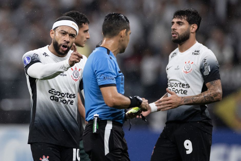 Memphis Depay haalt wederom fors uit via Instagram: 'Respect moet je verdienen'