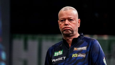 Raymond van Barneveld laat gouden kans liggen en druipt af na afgang