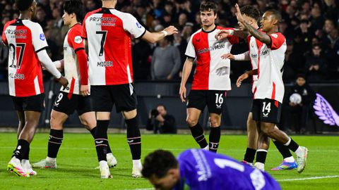 Feyenoord dankzij mega blunder simpel langs PEC Zwolle: Champions League blijft in zicht voor Robin van Persie