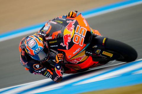 Nederlandse motorcoureur (21) schrijft geschiedenis in Spanje: 35 jaar wachten voorbij