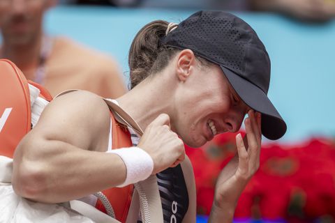 Rampjaar voor toptennisster Iga Swiatek zet door: Poolse breekt in tranen wedstrijd af