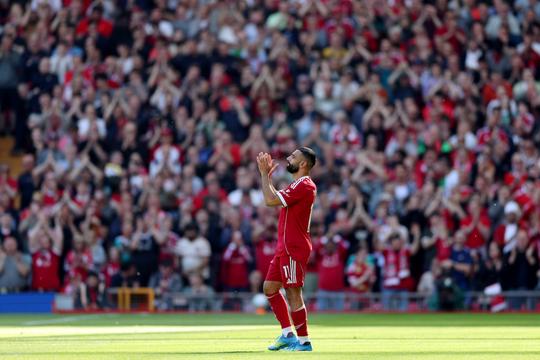 Liverpool wint ondanks bewogen middag op Anfield: blessurezorgen Mohamed Salah overschaduwen zege