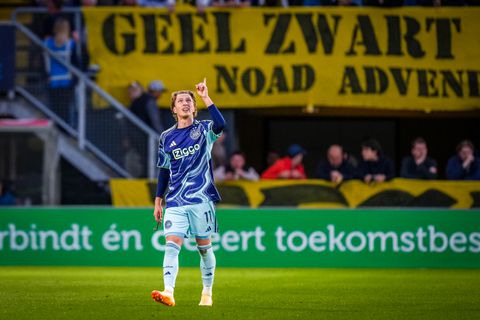 Ajax-uitblinker Mika Godts tovert met onnavolgbare sologoal tegen NAC Breda: 'Die sleep maakt hem geniaal'